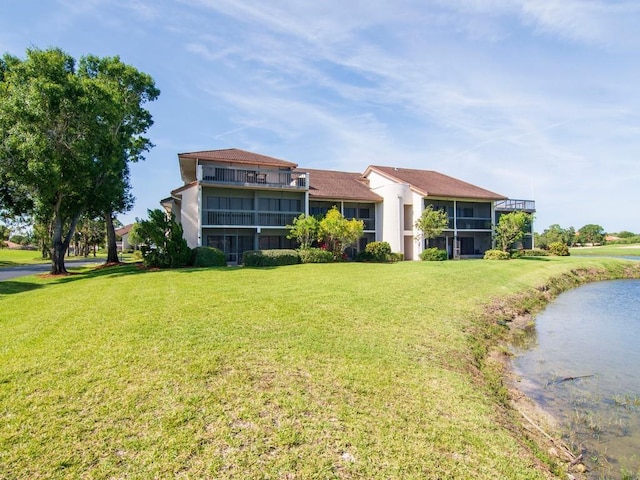 view of front of property featuring a front yard