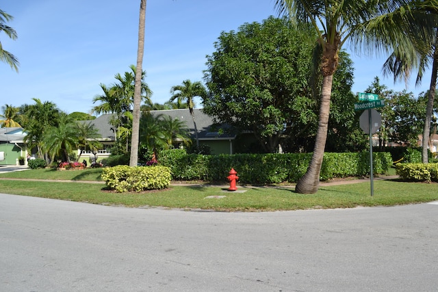 view of front of property with a front yard