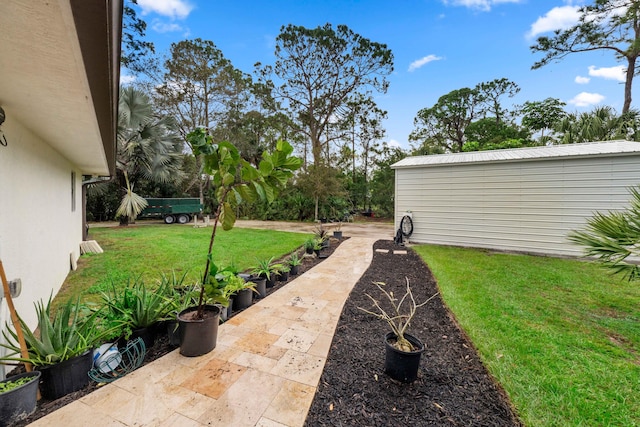 view of yard with an outbuilding