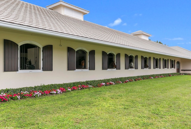 view of side of property featuring a yard