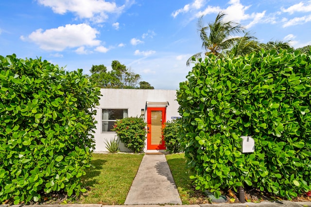 view of front facade with a front yard