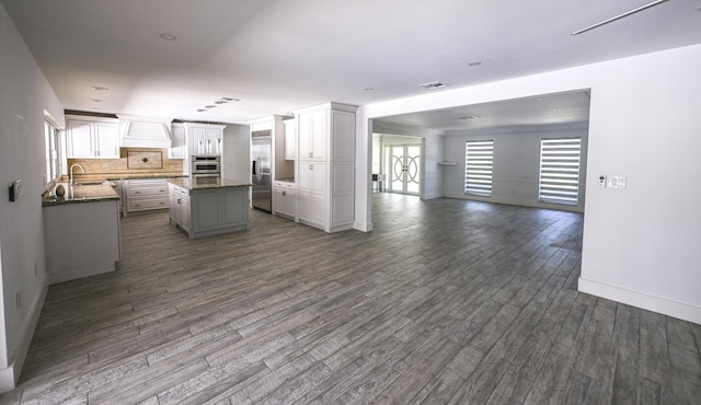 9010 S Lake Dasha Dr, Plantation, FL 33324 - kitchen with stainless steel appliances, a sink, open floor plan, a kitchen island, and dark wood finished floors