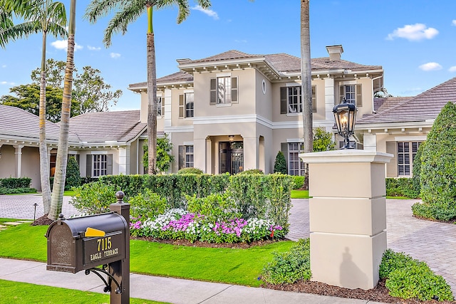 view of front of property featuring a front yard