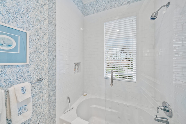 bathroom with tiled shower / bath