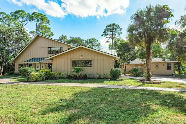 ranch-style home with a front yard