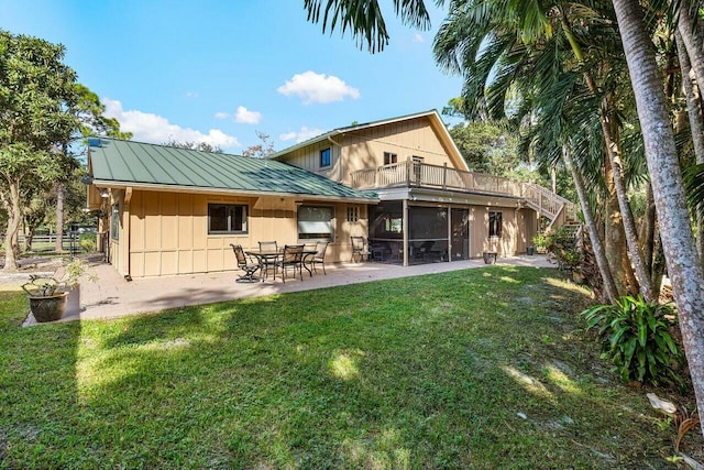 view of front of house with a front lawn