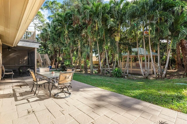 view of front of home with a front yard