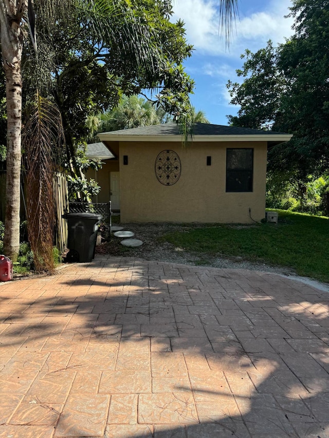 view of front facade with a front lawn