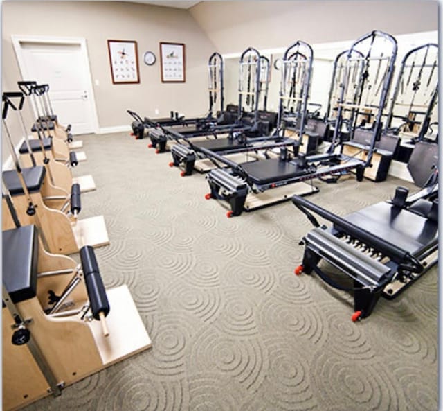 exercise room with carpet flooring and baseboards