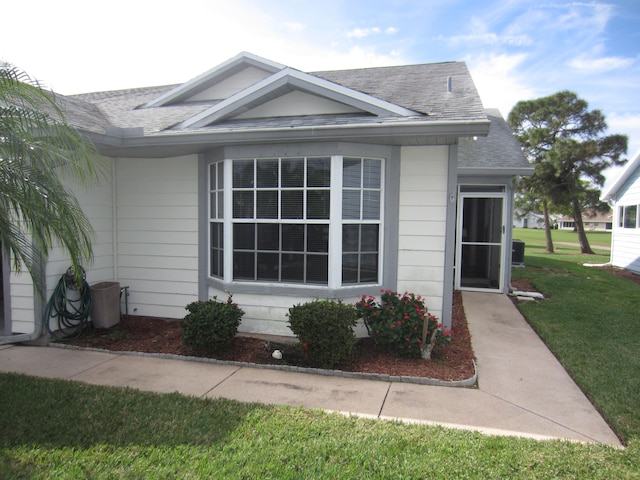 view of front of home featuring a front lawn