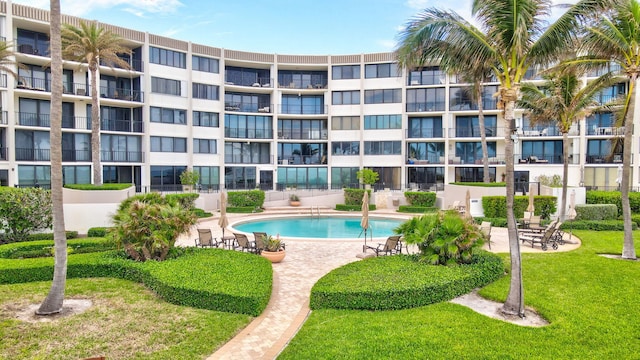 view of swimming pool featuring a lawn