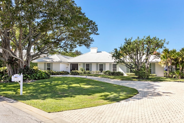 single story home featuring a front lawn