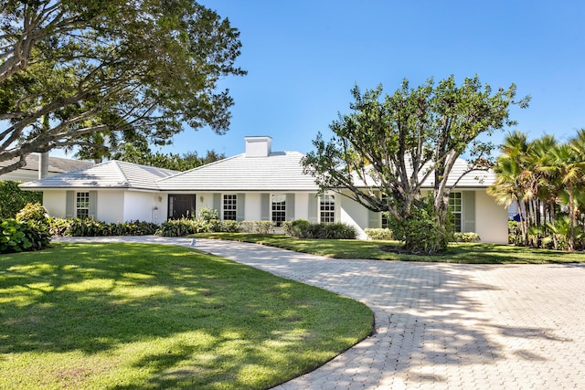 ranch-style house featuring a front lawn