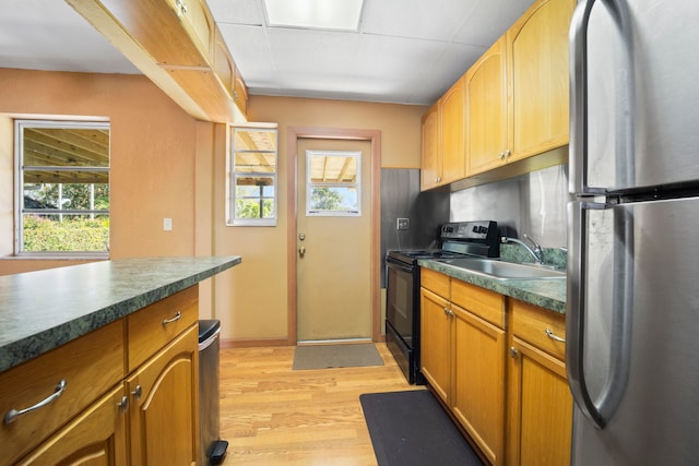 kitchen with stainless steel fridge, sink, electric range, and light hardwood / wood-style flooring