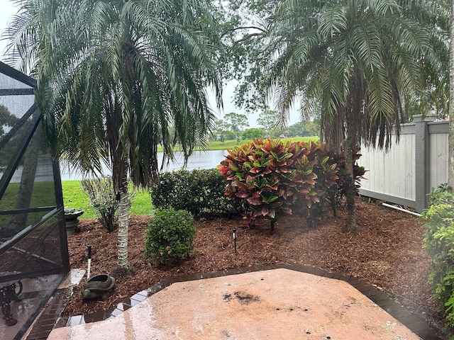 view of yard featuring a patio area