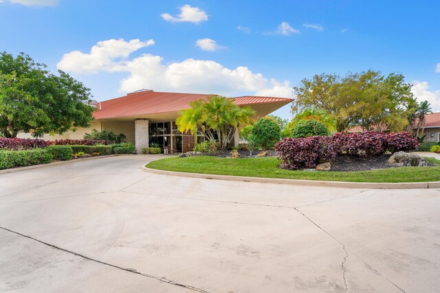 view of front of home featuring a front lawn