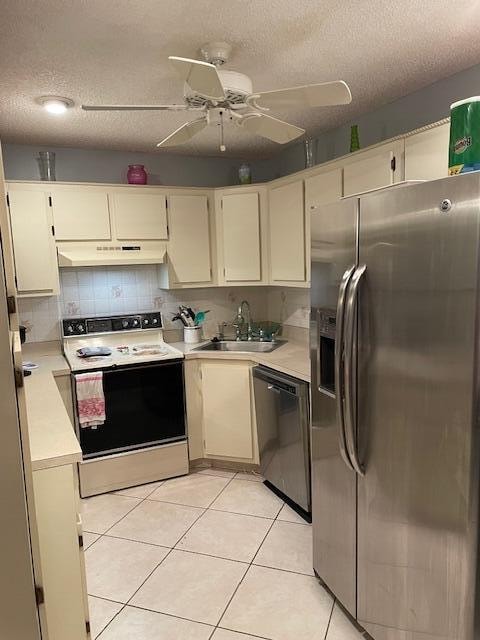 kitchen with ceiling fan, stainless steel fridge with ice dispenser, dishwasher, electric range, and sink