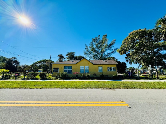 ranch-style home featuring a front yard