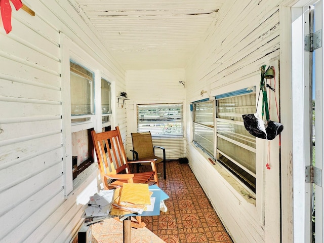 sunroom with ceiling fan