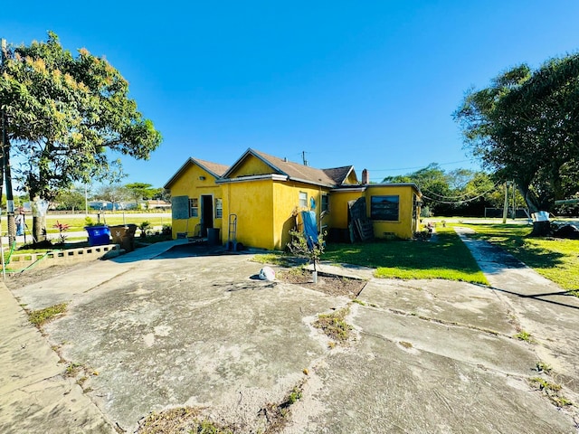 view of front facade featuring a front yard