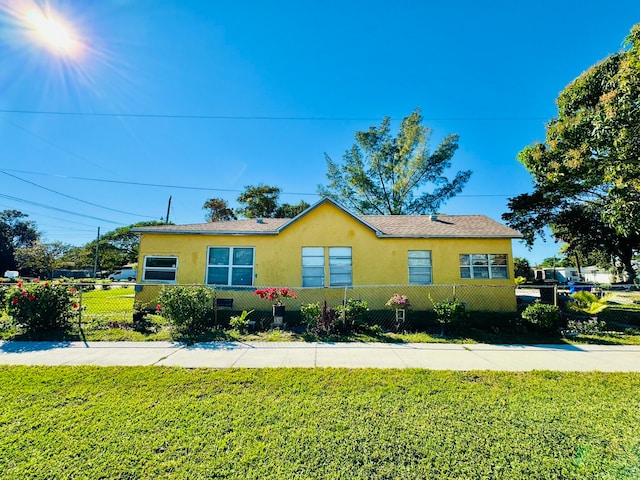 view of front of property featuring a front yard