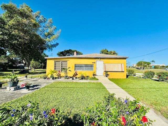 view of front of home featuring a front lawn