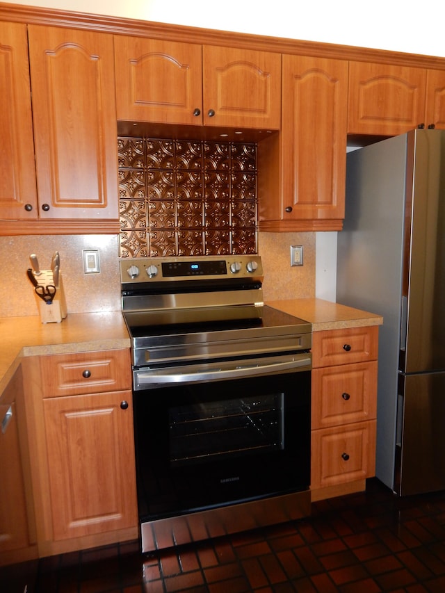 kitchen featuring tasteful backsplash and appliances with stainless steel finishes