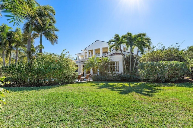 view of front facade with a front lawn