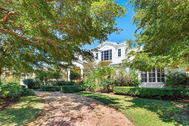 view of front facade featuring a front yard