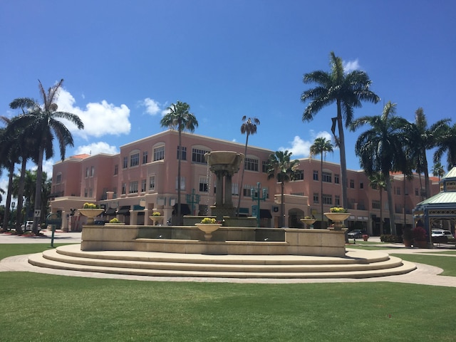 view of property's community featuring a yard