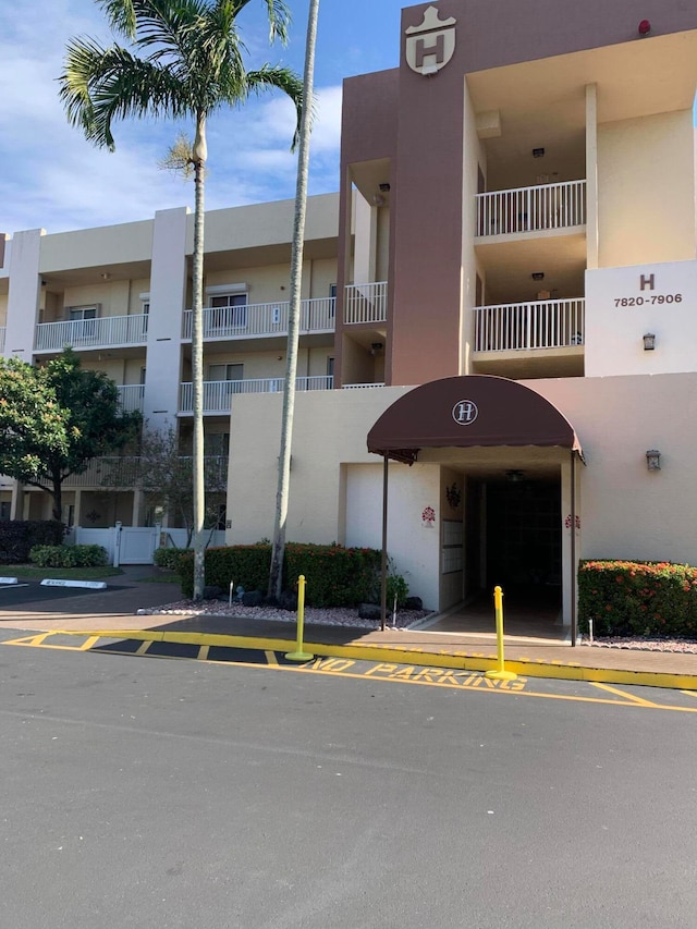 Listing photo 3 for 7834 Trent Dr Unit 108, Tamarac FL 33321