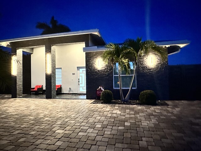 view of front of property featuring a patio area