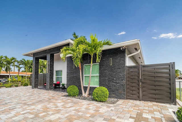 view of front of house featuring a gate