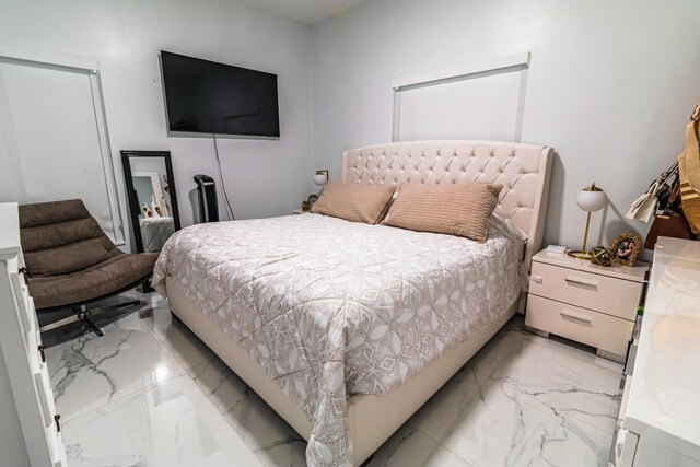 bedroom featuring a barn door