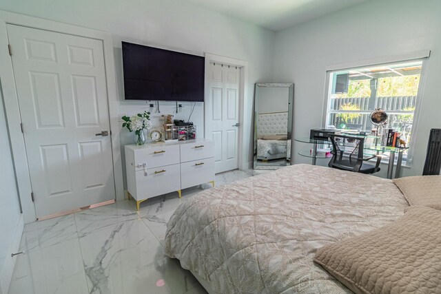 bedroom featuring a barn door