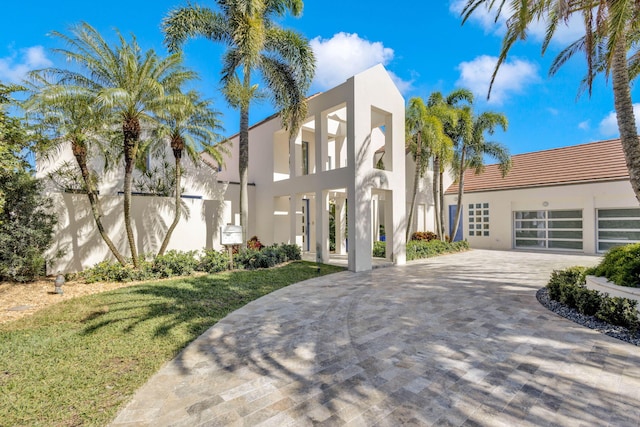 view of front of house featuring a front lawn