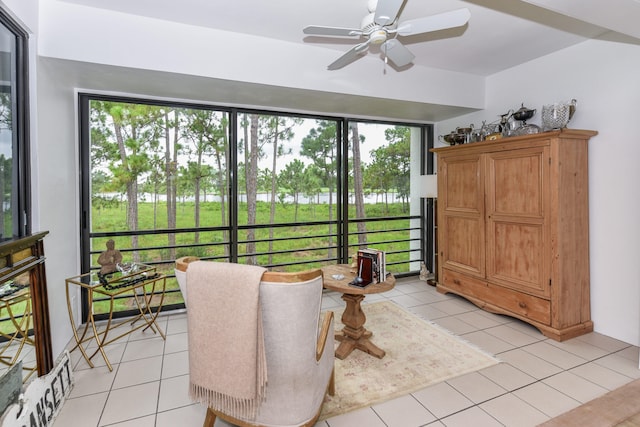 sunroom with ceiling fan