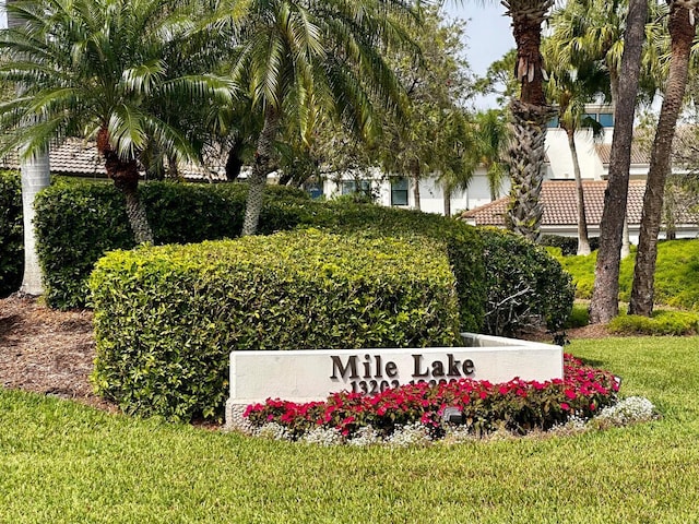 community / neighborhood sign featuring a yard