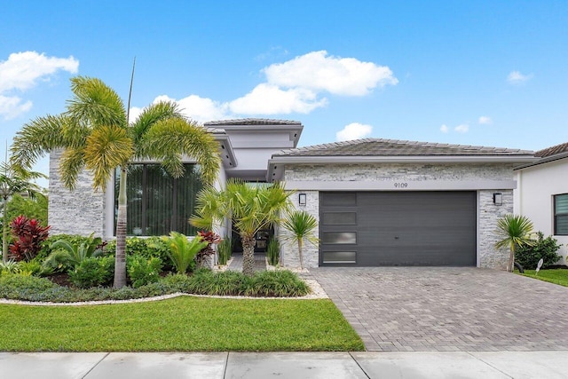 view of front of home featuring a front lawn and a garage