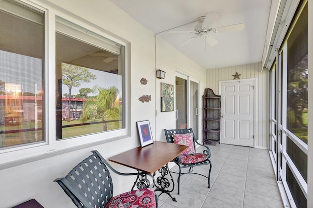 sunroom with ceiling fan