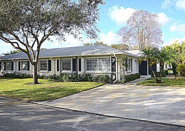 ranch-style home with a front lawn