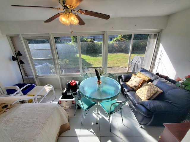 sunroom with ceiling fan