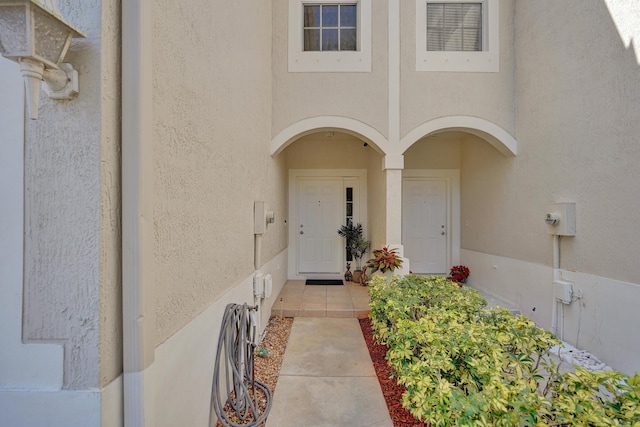 property entrance featuring stucco siding