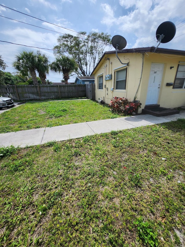 view of side of property featuring a lawn