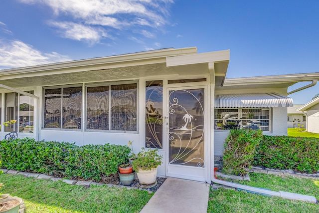 property entrance featuring a yard