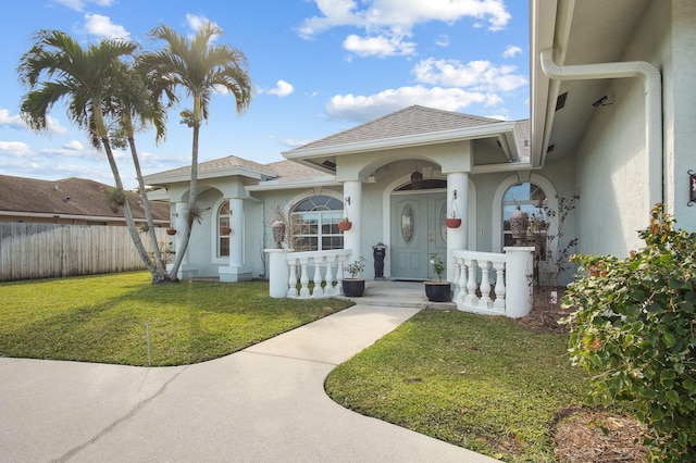 view of front facade featuring a front lawn