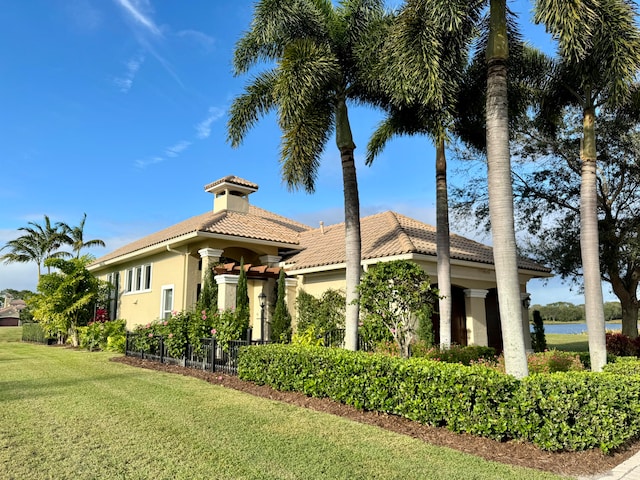 view of front of property featuring a front yard