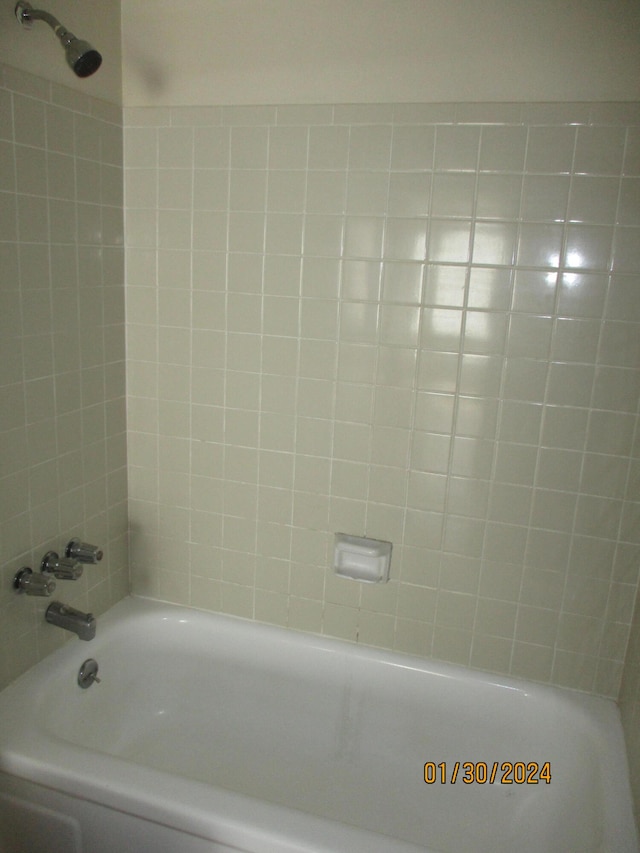 bathroom with tiled shower / bath