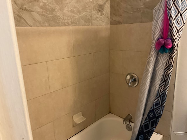 bathroom with shower / tub combo