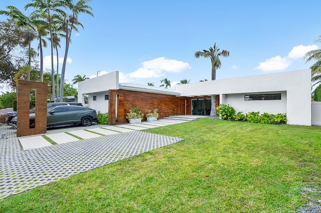 view of front of property with a front yard